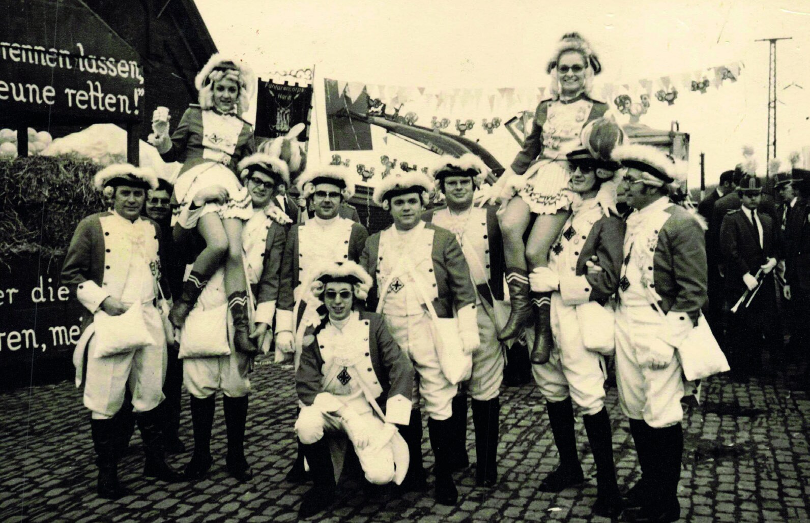 Historische Funken-Gruppe bei einem Karnevalszug