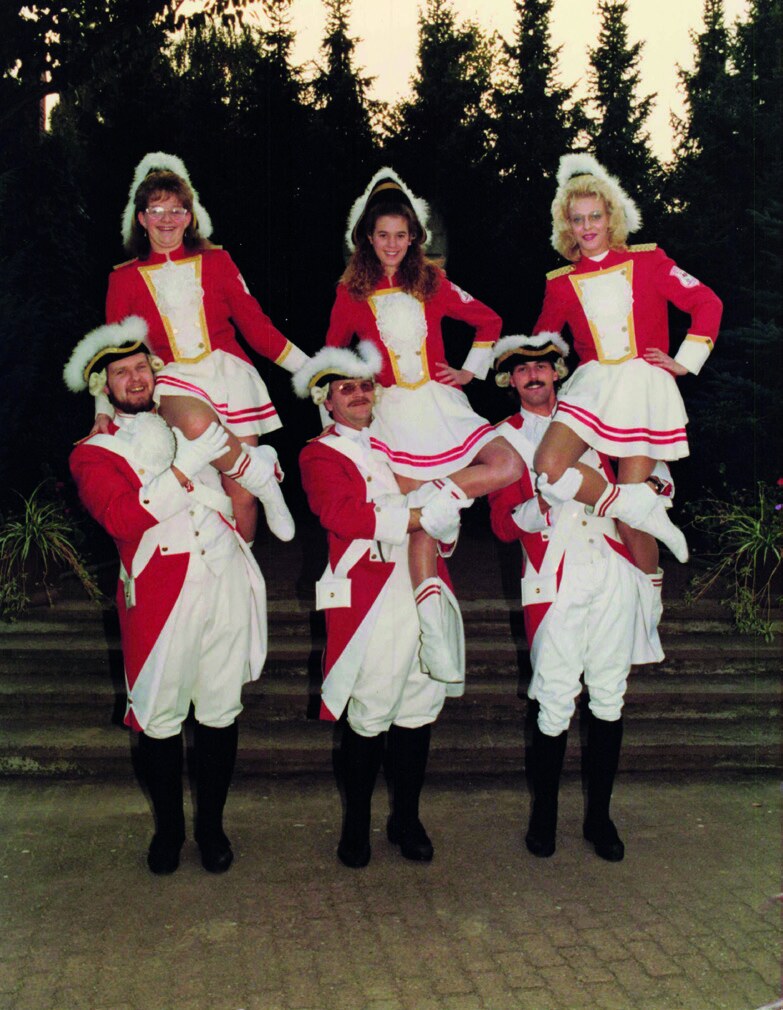 Historische Tanzformation der Funken in rot-weißen Uniformen