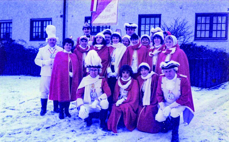 Historische Aufnahme der Funken bei einem verschneiten Karnevalszug