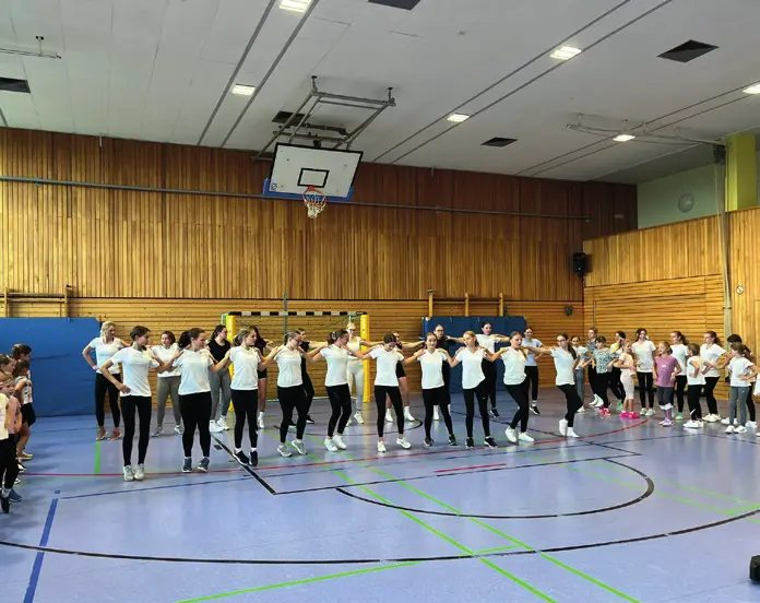 Die Tanzgruppen bei einer gemeinsamen Probe