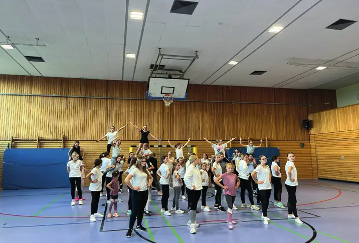 Tänzerinnen der KG Rut-Wieß in der Sporthalle