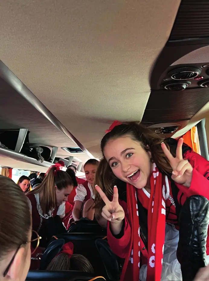 Tänzerinnen der Jillbach Pänz auf einer Busfahrt